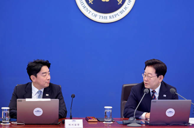 ▲이재명 대통령이 21일 청와대에서 열린 수석보좌관회의에서 이날 오전 사의를 표명한 강훈식 비서실장을 바라보며 참모진의 노고를 격려하는 발언을 하고 있다. (연합뉴스)