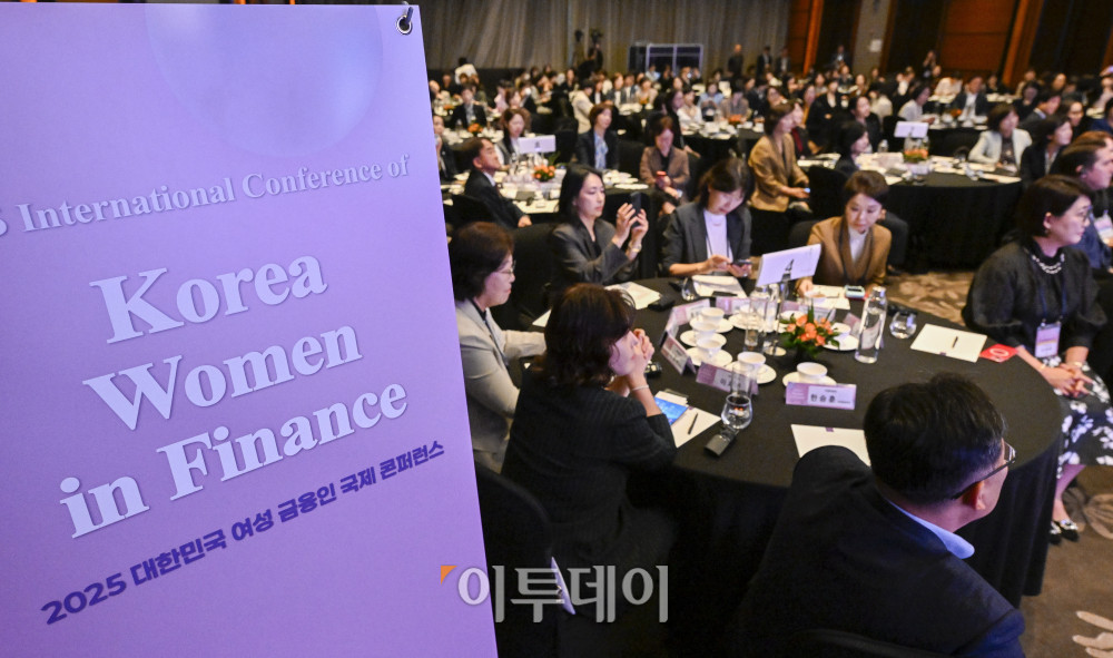 ▲16일 서울 여의도 콘래드 호텔에서 이투데이와 여성금융인네트워크(여금넷) 공동주최 ‘2025 대한민국 여성금융인 국제 콘퍼런스’가 열리고 있다. 올해로 10주년을 맞이한 이번 대한민국 여성금융인 국제 콘퍼런스에선 ‘여성 리더십 제도화를 통한 금융산업의 지속 가능한 성장-30% 여성 임원을 향한 제도적 첫걸음 한국형 여성금융인 헌장 제안과 글로벌 연대’를 주제로 10년의 궤적을 기념하며, 금융의 지속가능한 미래를 논의했다. 조현호 기자 hyunho@ (이투데이DB)
