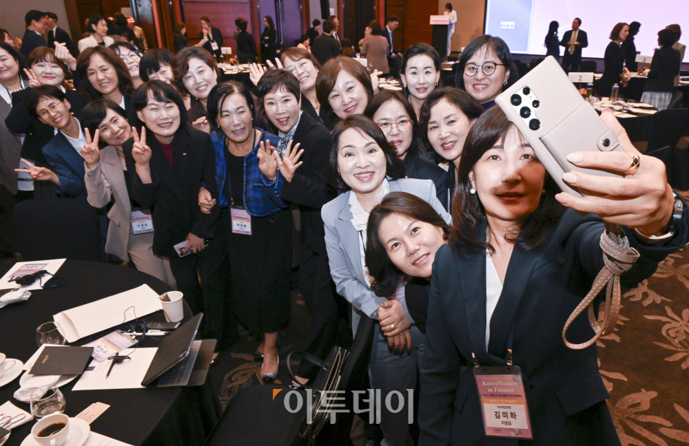 ▲16일 서울 여의도 콘래드 호텔에서 이투데이와 여성금융인네트워크(여금넷) 공동주최로 열린 ‘2025 대한민국 여성금융인 국제 콘퍼런스’에서 참석자들이 셀카를 찍고 있다. 올해로 10주년을 맞이한 이번 대한민국 여성금융인 국제 콘퍼런스에선 ‘여성 리더십 제도화를 통한 금융산업의 지속 가능한 성장-30% 여성 임원을 향한 제도적 첫걸음 한국형 여성금융인 헌장 제안과 글로벌 연대’를 주제로 10년의 궤적을 기념하며, 금융의 지속가능한 미래를 논의했다. 조현호 기자 hyunho@ (이투데이DB)