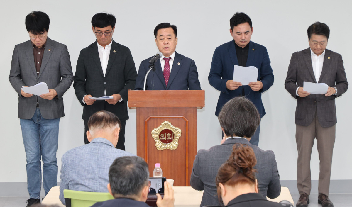 ▲김희수 경북도의회 의장과 도의원들이 21일 포항 경북도동부청사에서 기자회견을 열고 있다. (경북도의회)