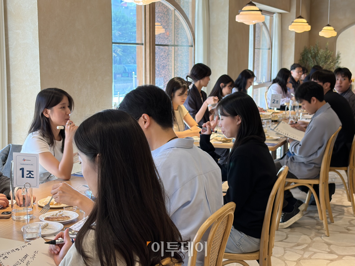 ▲CJ푸드빌의 채용설명회 현장 사진. 지원자들이 브랜드 퀴즈의 정답을 고민하고 있다. (황민주 기자 minchu@)