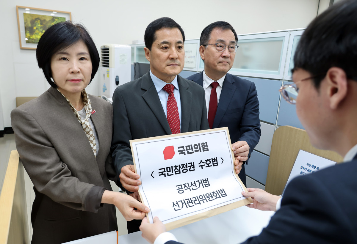 ▲국민의힘 6.3특위 박대출(가운데), 최형두(오른쪽), 김미애 의원이 21일 국회 의안과에 '국민참정권 수호법'을 제출하고 있다. 국민의힘은 '국민 참정권 수호 법안'은 지난 6.3지방선거 이후에 노출된 여러 가지 선거제도의 문제점 등을 보완하고 선거제도 관리나 선거 투개표과정의 투명성과 공정성을 확보하기 위한 방안을 담았다고 밝혔다. (연합뉴스)