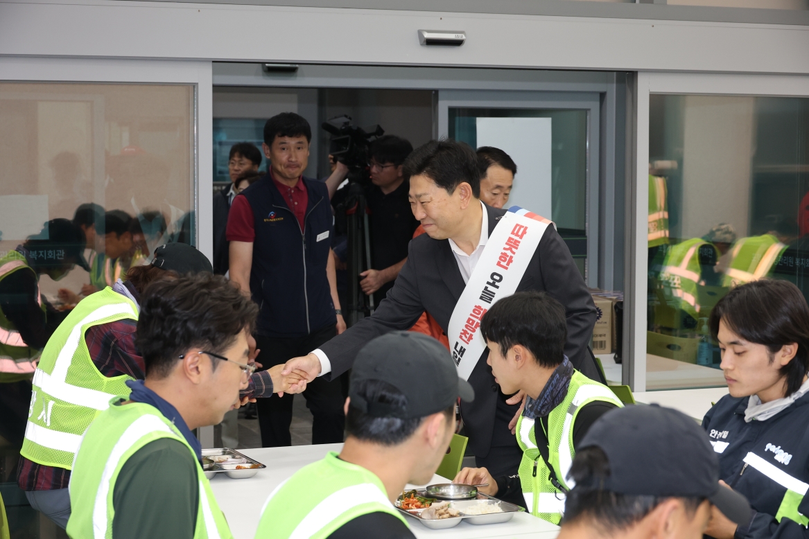 ▲박용선 포항시장이 추석 명절을 앞두고 시민 생활과 밀접한 현장을 찾아 민생경제와 복지·의료, 안전 분야의 명절 대응 상황을 직접 살피는 현장 행보에 나섰다. (포항시)