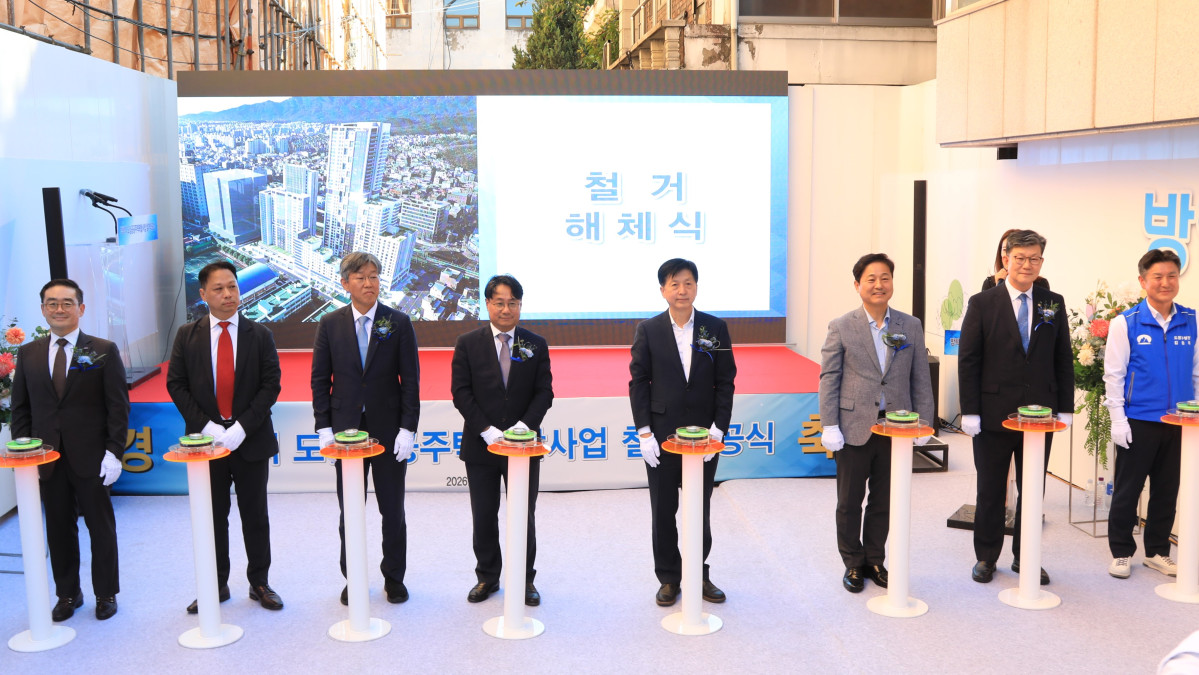 ▲21일 이성훈 LH 사장(왼쪽 네번째)이 방학역 복합지구 철거착공식에 참석한 모습. (사진제공=LH)