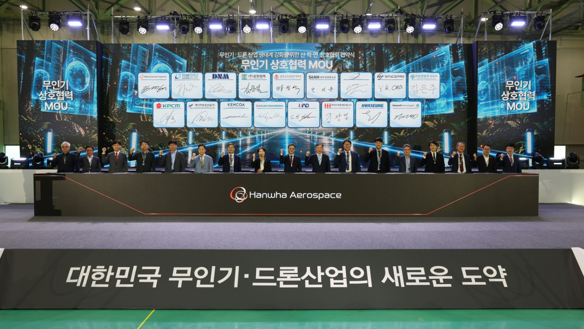 ▲21일 경남 창원특례시 한화에어로스페이스 창원1사업장에서 진행된 ‘산∙학∙연 상호협력 협약식’에서 국내 무인기•드론 업계 관계자들이 기념사진을 찍고 있다. (사진제공=한화에어로스페이스)