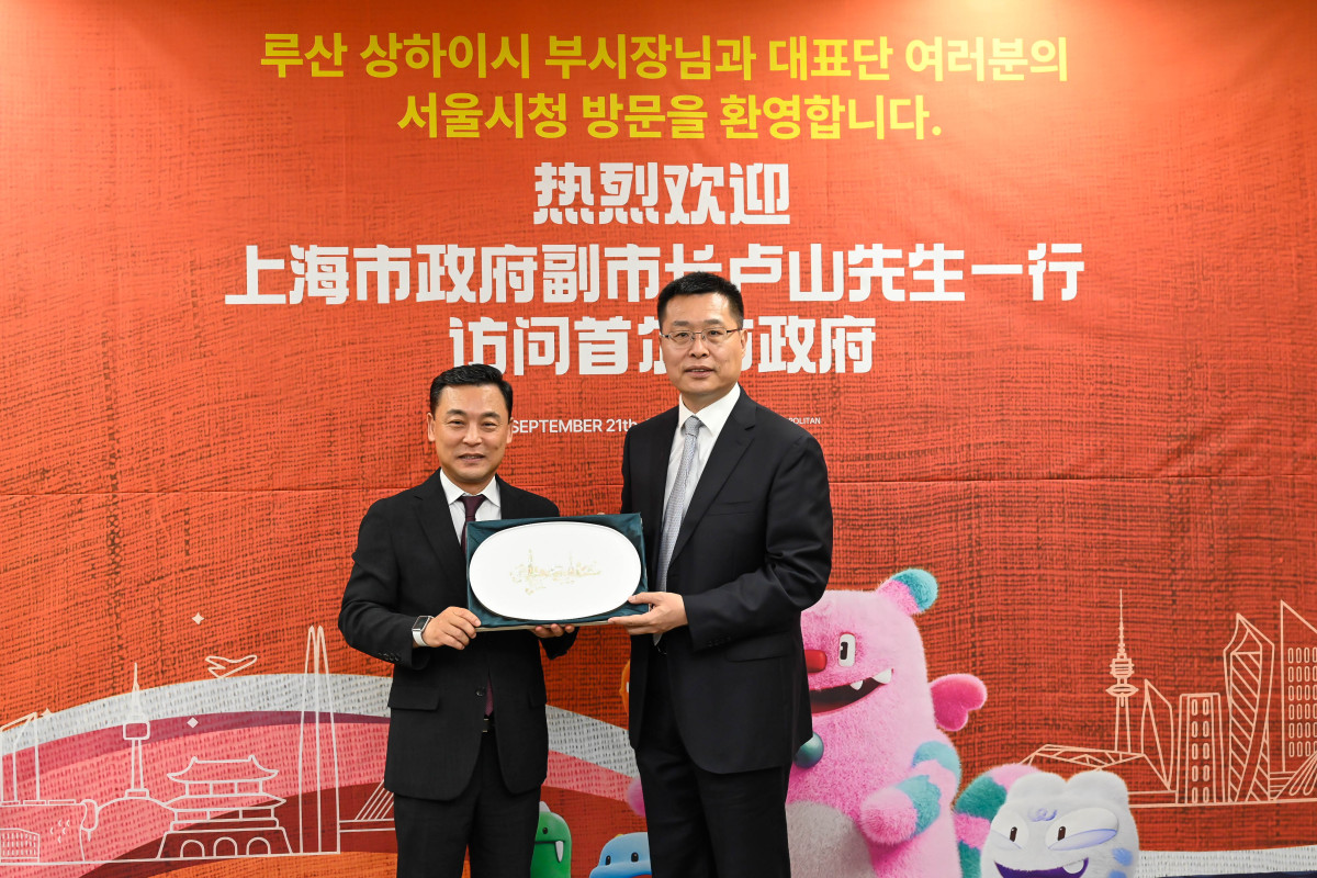 ▲정상훈 서울시 행정1부시장가 루산 부시장이 사진을 찍고 있다. (서울시)