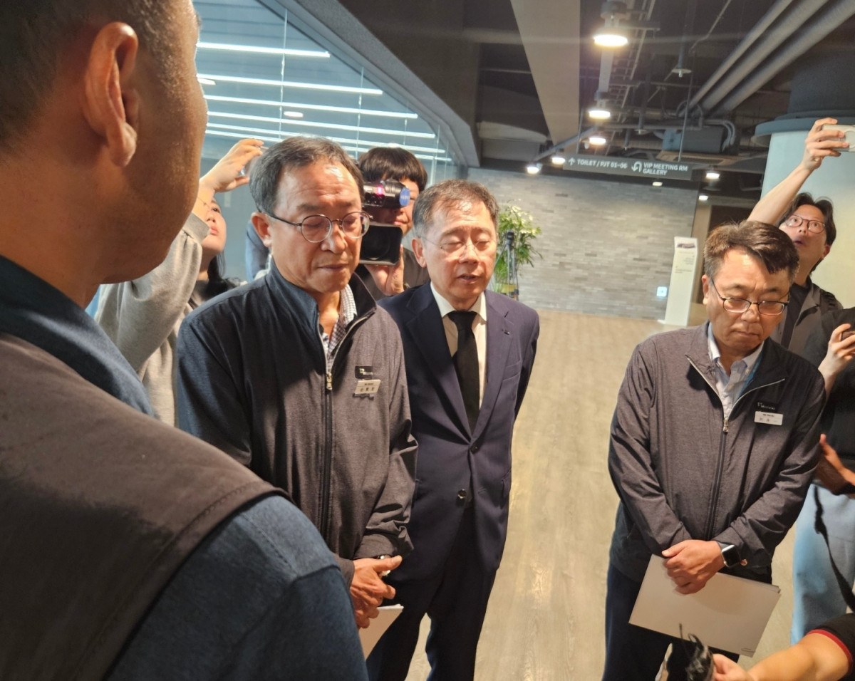 ▲(왼쪽부터) 김현욱 HL만도 부사장, 조성현 부회장, 홍영일 부사장이 유족 및 대책위 관계자들의 항의로 기자회견에 들어가지 못하고 있다. (문현호 기자 m2h@)