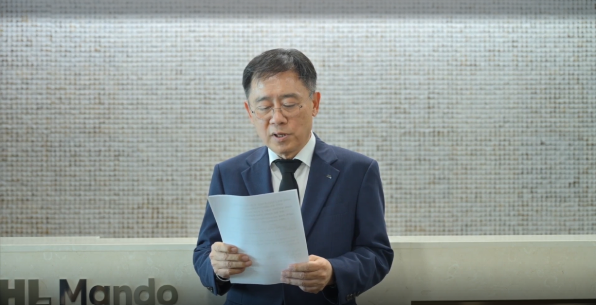 ▲조성현 HL만도 부회장이 영상을 통해 사과문을 발표하고 있다. (사진제공=HL만도)