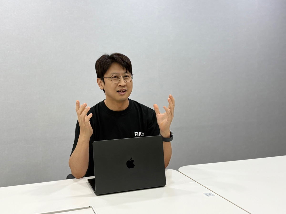 ▲21일 플리토 기업부설연구소에서 강동한 플리토 CTO가 인터뷰를 진행하고 있다. (사진제공=플리토)