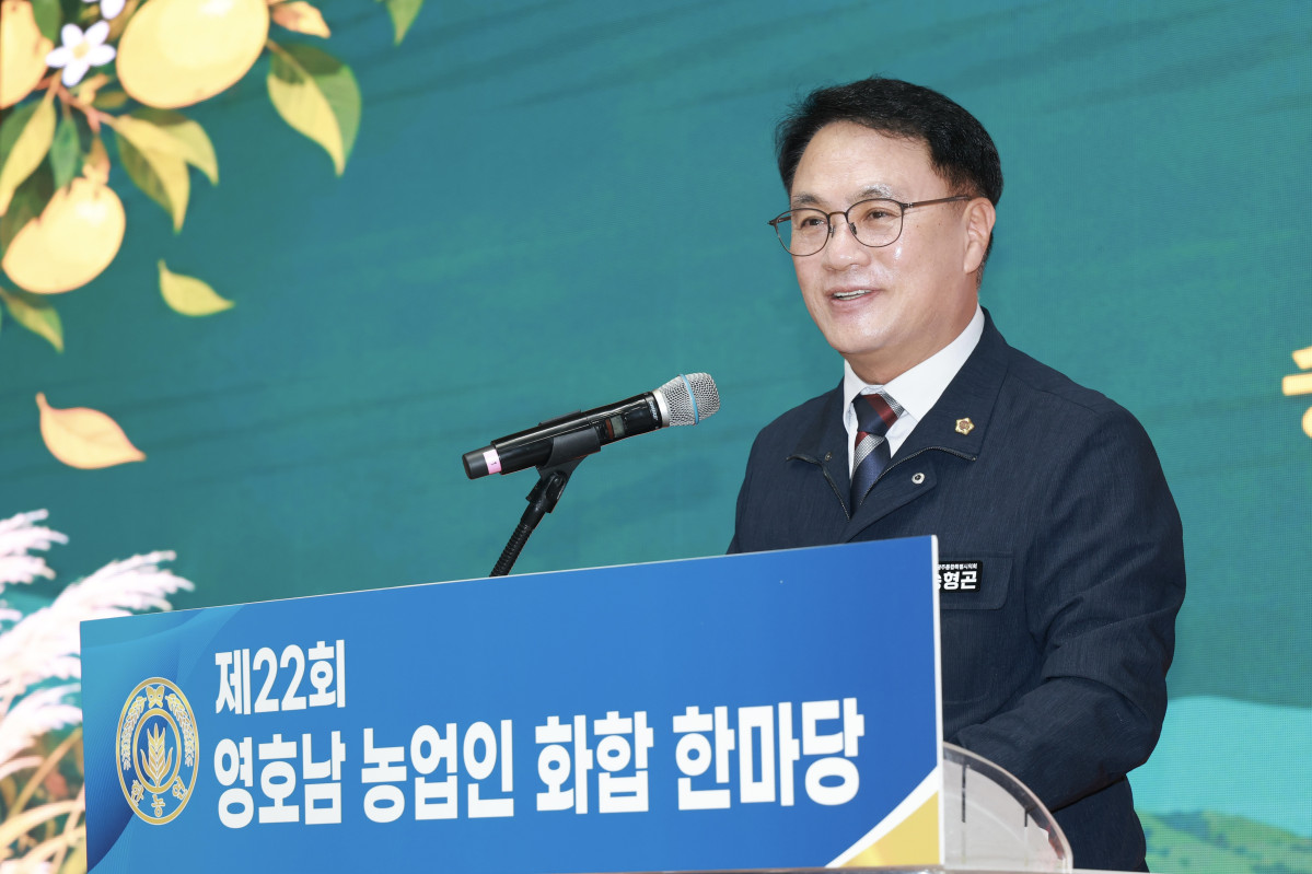 ▲송형곤 전남광주통합특별시의회 의장이 21일 고흥 군민회관에서 열린 ‘제22회 영호남 농업인 화합한마당’에서 영호남 농업인 간 협력과 연대를 강조하고 있다. (사진제공=전남광주통합특별시의회)