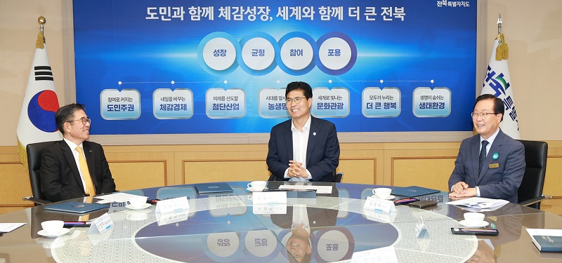 ▲이원택 전북지사(가운데)가 수소모빌리티 검사센터 구축 업무협약에 앞서 관계자들과 환담하고 있다. (사진제공=전북특별자치도)