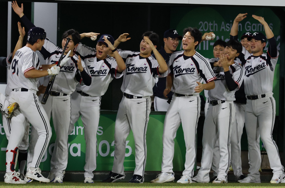 ▲21일 일본 아이치현 오카자키 중앙종합공원야구장에서 열린 2026 아이치·나고야 아시안게임 야구 B조 조별리그 1차전 대한민국과 대만의 경기. 8회말 2사 한국 윤동희가 솔로홈런을 치고 더그아웃에서 동료들의 격려를 받고 있다. (연합뉴스)