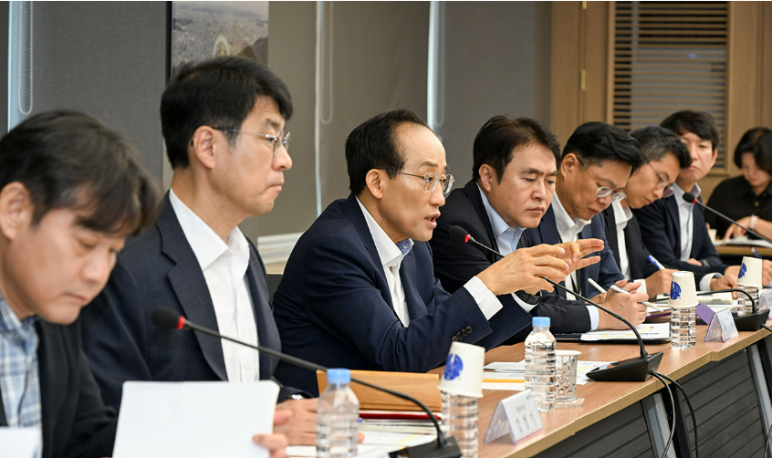▲추경호(왼쪽에서 세 번째)대구시장이 산격청사에서 간부회의를 주재하고 있다. (대구시 제공)