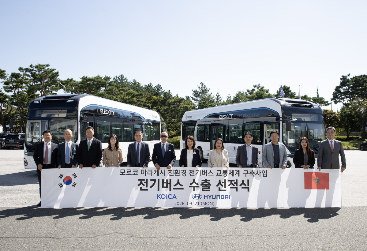 ▲국내 전달식에 참석한 이승민 현대차 상용상품실 상무(왼쪽에서 다섯 번째), 샤픽 라샤디(Chafik Rachadi) 주한 모로코 대사(왼쪽에서 여섯 번째), 도영아 코이카 지역사업2본부 이사(왼쪽에서 일곱 번째) 등 관계자 12명이 기념 촬영을 하고 있다. (사진=현대차)