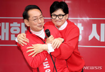 ▲한동훈 국민의힘 비상대책위원장이 부산 강서구 명지국제신도시 중심상가에서 열린 ‘국민의힘으로 강서살리기’ 지원유세에서 김도읍 부산 강서구 후보의 지지를 호소하고 있다. (뉴시스)