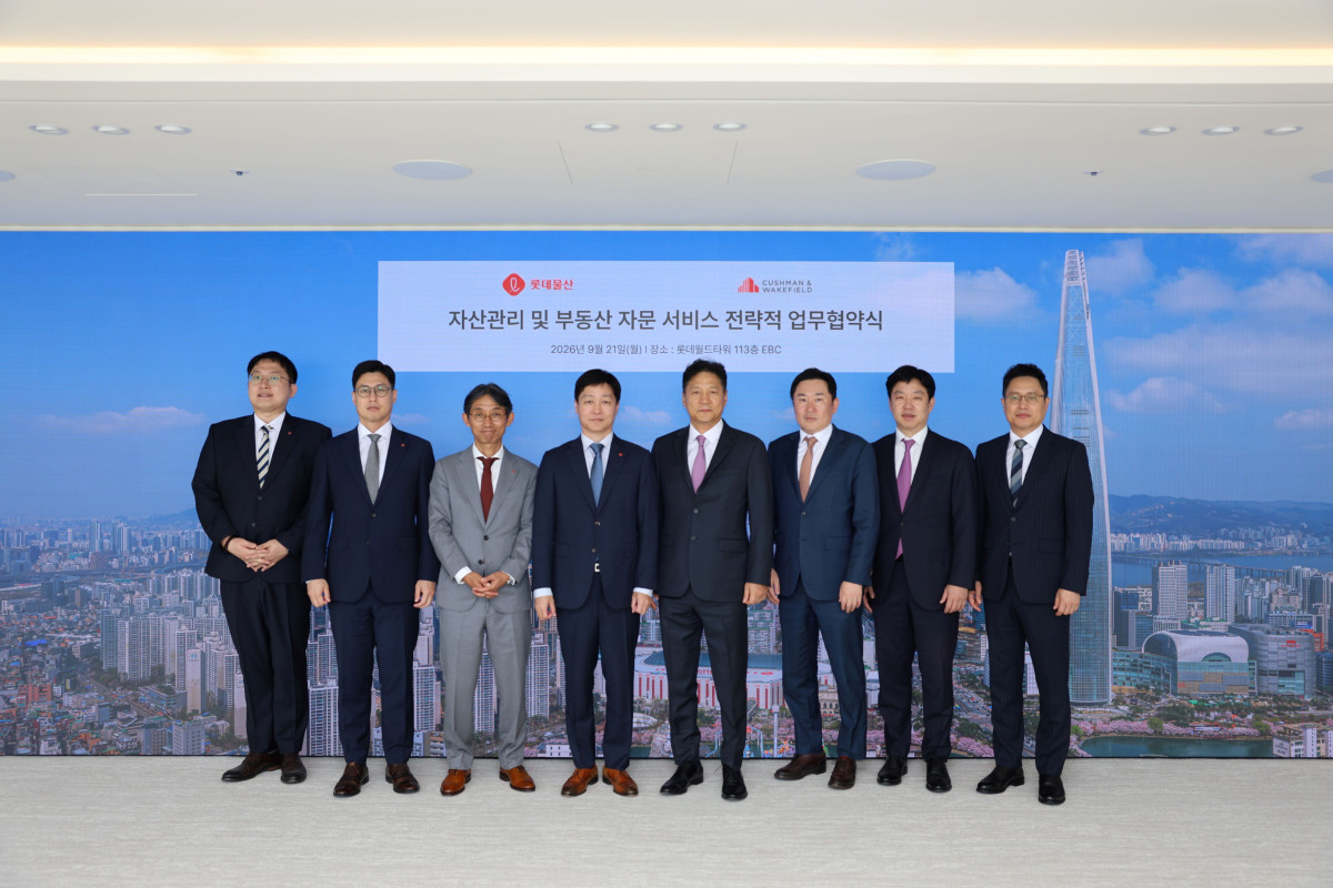 ▲21일 롯데월드타워 113층 EBC에서 쿠시먼앤드웨이크필드 코리아 황점상 대표(오른쪽)와 롯데물산 장재훈 대표(왼쪽)가 전략적 업무협약(MOU) 체결 후 기념촬영을 하고 있다. (쿠시먼앤드웨이크필드코리아)
