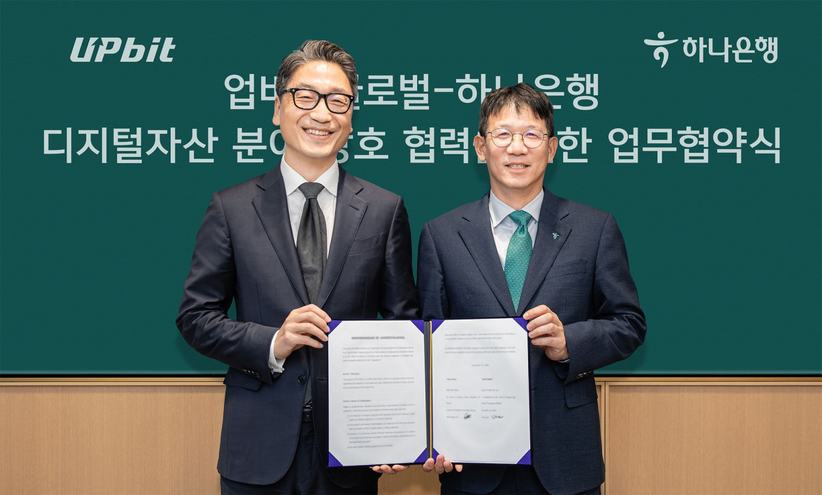 ▲김국현 업비트 글로벌 대표(왼쪽)와 엄태성 하나은행 AI디지털혁신그룹장이 기념 촬영을 하고 있다. (하나은행)