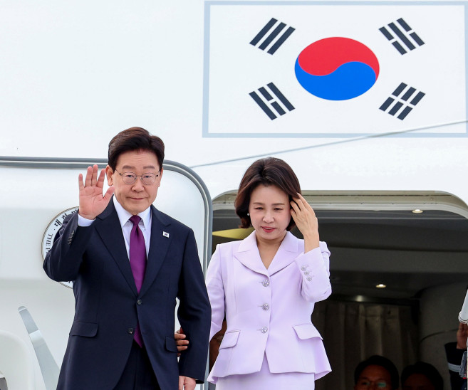 ▲이재명 대통령과 김혜경 여사가 21일(현지시간) 미국 뉴욕 JFK 국제공항에 도착한 공군 1호기에서 환영객에게 인사하고 있다. (연합뉴스)
