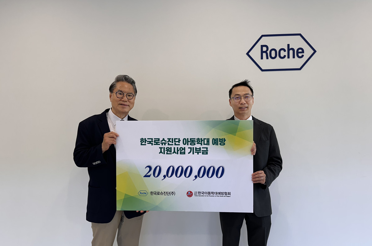 ▲킷 탕(오른쪽) 한국로슈진단 대표이사와 이배근 한국아동학대예방협회 회장이 기념촬영을 하고 있다. (사진제공=한국로슈진단)