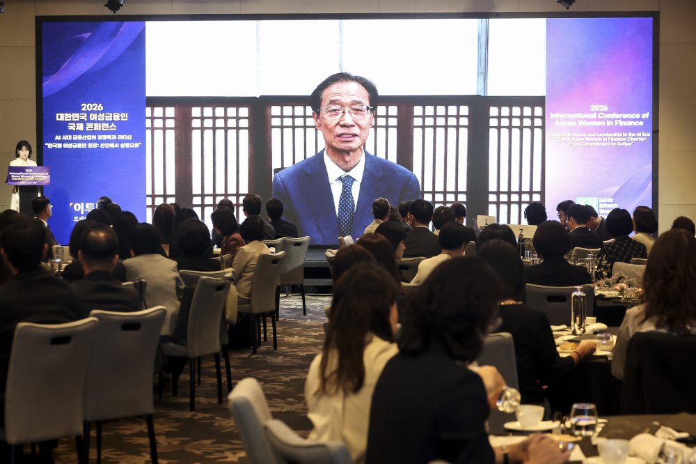 ▲유동수 국회 정무위원회 위원장이 22일 서울 여의도 콘래드 서울에서 열린 ‘2026 대한민국 여성금융인 국제 콘퍼런스’에서 영상으로 축사를 하고 있다. 이투데이와 여성금융인네트워크가 개최한 대한민국 여성금융인 국제 콘퍼런스는 AI 시대 금융산업의 경쟁력과 리더십의 해법을 모색하는 자리다. 금융권 여성 리더와 임직원, 정부·국회·유관기관 및 국내외 주요 인사 등 200여 명이 모여 AI가 바꿀 금융의 미래를 진단하고 여성 인재를 핵심 리더로 키우기 위한 실행 방안을 논의했다. 고성준 기자 joonko1@ (이투데이DB)