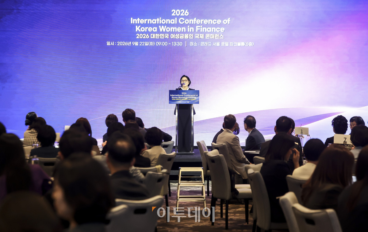 ▲김상경 여성금융인네트워크 회장이 22일 서울 여의도 콘래드 서울에서 열린 ‘2026 대한민국 여성금융인 국제 콘퍼런스’에서 환영사를 하고 있다. 이투데이와 여성금융인네트워크가 개최한 대한민국 여성금융인 국제 콘퍼런스는 AI 시대 금융산업의 경쟁력과 리더십의 해법을 모색하는 자리다. 금융권 여성 리더와 임직원, 정부·국회·유관기관 및 국내외 주요 인사 등 200여 명이 모여 AI가 바꿀 금융의 미래를 진단하고 여성 인재를 핵심 리더로 키우기 위한 실행 방안을 논의했다. 고성준 기자 joonko1@