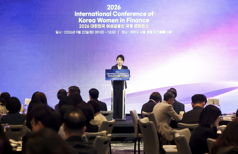 ▲이수진 국회 성평등가족위원회 간사가 22일 서울 여의도 콘래드 서울에서 열린 ‘2026 대한민국 여성금융인 국제 콘퍼런스’에서 축사를하고 있다. 이투데이와 여성금융인네트워크가 개최한 대한민국 여성금융인 국제 콘퍼런스는 AI 시대 금융산업의 경쟁력과 리더십의 해법을 모색하는 자리다. 금융권 여성 리더와 임직원, 정부·국회·유관기관 및 국내외 주요 인사 등 200여 명이 모여 AI가 바꿀 금융의 미래를 진단하고 여성 인재를 핵심 리더로 키우기 위한 실행 방안을 논의했다. 고성준 기자 joonko1@ (이투데이DB)