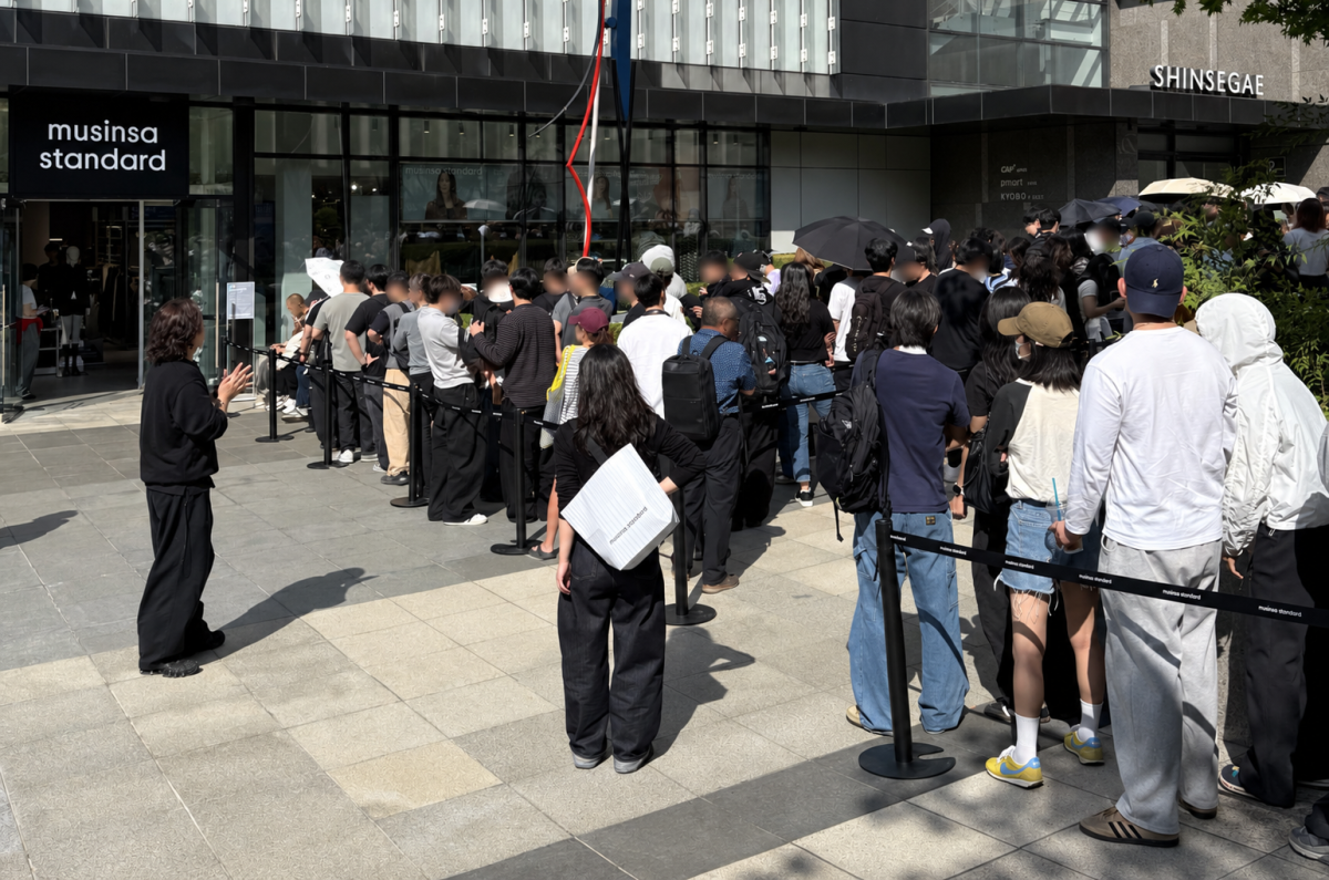 ▲무신사 스탠다드 신세계백화점 천안아산점 방문객 모습 (사진제공=무신사)