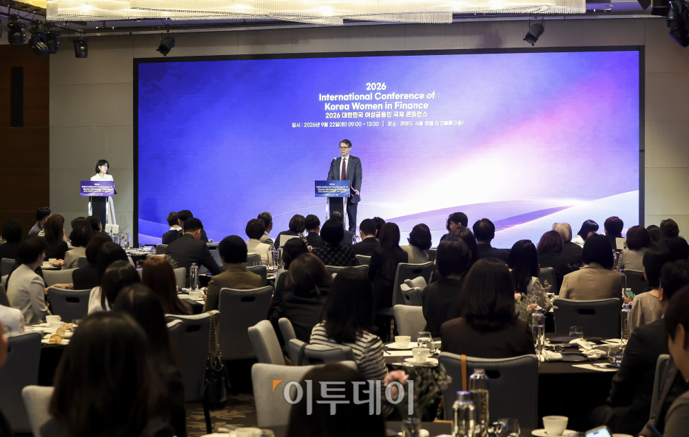 ▲자크 플리스 주한 룩셈부르크 대사가 22일 서울 여의도 콘래드 서울에서 열린 ‘2026 대한민국 여성금융인 국제 콘퍼런스’에서 축사를 하고 있다. 이투데이와 여성금융인네트워크가 개최한 대한민국 여성금융인 국제 콘퍼런스는 AI 시대 금융산업의 경쟁력과 리더십의 해법을 모색하는 자리다. 금융권 여성 리더와 임직원, 정부·국회·유관기관 및 국내외 주요 인사 등 200여 명이 모여 AI가 바꿀 금융의 미래를 진단하고 여성 인재를 핵심 리더로 키우기 위한 실행 방안을 논의했다. 고성준 기자 joonko1@ (이투데이DB)