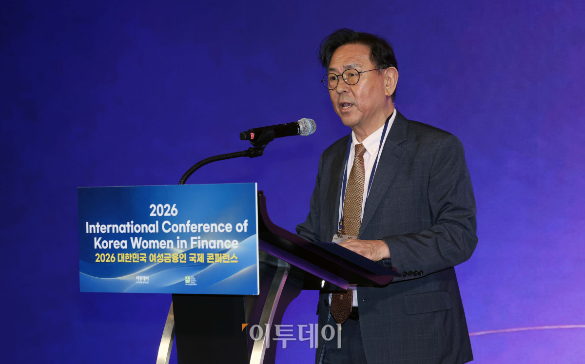 ▲이종재 이투데이 대표이사 부회장이 22일 서울 여의도 콘래드 서울에서 열린 ‘2026 대한민국 여성금융인 국제 콘퍼런스’에서 개회사를 하고 있다. 이투데이와 여성금융인네트워크가 개최한 대한민국 여성금융인 국제 콘퍼런스는 AI 시대 금융산업의 경쟁력과 리더십의 해법을 모색하는 자리다. 금융권 여성 리더와 임직원, 정부·국회·유관기관 및 국내외 주요 인사 등 200여 명이 모여 AI가 바꿀 금융의 미래를 진단하고 여성 인재를 핵심 리더로 키우기 위한 실행 방안을 논의했다. 신태현 기자 holjjak@