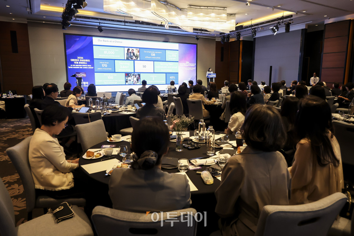 ▲나디아 모하마드 스탠다드차타드은행 글로벌 HR 헤드가 22일 서울 여의도 콘래드 서울에서 열린 ‘2026 대한민국 여성금융인 국제 콘퍼런스’에서 '영국 여성금융인 헌장이 가져온 변화와 교훈, SC은행의 경험과 글로벌 인재·리더십 전략'을 주제로 기조연설을 하고 있다. 이투데이와 여성금융인네트워크가 개최한 대한민국 여성금융인 국제 콘퍼런스는 AI 시대 금융산업의 경쟁력과 리더십의 해법을 모색하는 자리다. 금융권 여성 리더와 임직원, 정부·국회·유관기관 및 국내외 주요 인사 등 200여 명이 모여 AI가 바꿀 금융의 미래를 진단하고 여성 인재를 핵심 리더로 키우기 위한 실행 방안을 논의했다. 고성준 기자 joonko1@