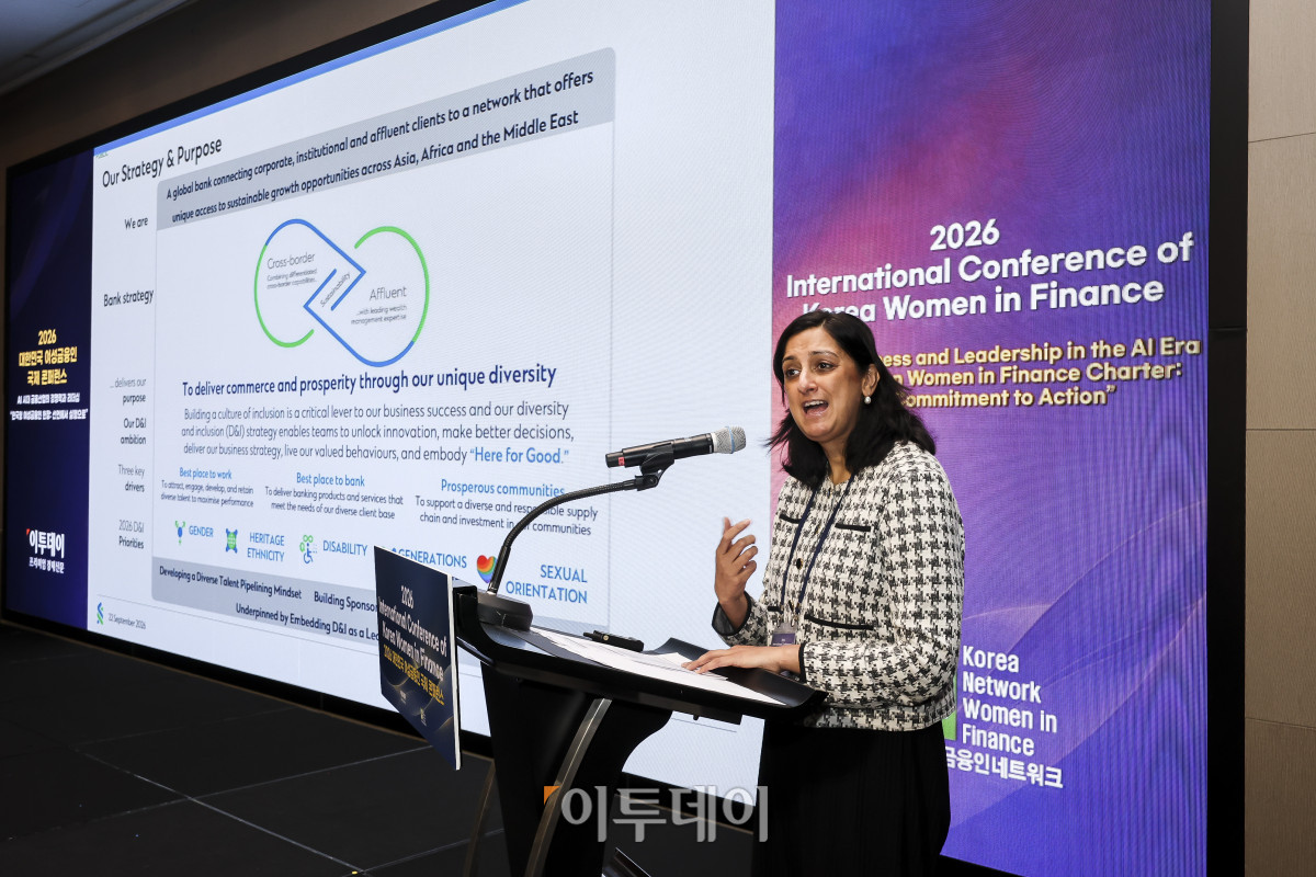 ▲나디아 모하마드 스탠다드차타드은행 글로벌 HR 헤드가 22일 서울 여의도 콘래드 서울에서 열린 ‘2026 대한민국 여성금융인 국제 콘퍼런스’에서 '영국 여성금융인 헌장이 가져온 변화와 교훈, SC은행의 경험과 글로벌 인재·리더십 전략'을 주제로 기조연설을 하고 있다. 이투데이와 여성금융인네트워크가 개최한 대한민국 여성금융인 국제 콘퍼런스는 AI 시대 금융산업의 경쟁력과 리더십의 해법을 모색하는 자리다. 금융권 여성 리더와 임직원, 정부·국회·유관기관 및 국내외 주요 인사 등 200여 명이 모여 AI가 바꿀 금융의 미래를 진단하고 여성 인재를 핵심 리더로 키우기 위한 실행 방안을 논의했다. 고성준 기자 joonko1@