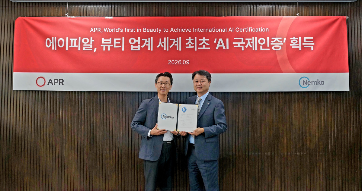 ▲에이피알이 AI 제품 신뢰성 마크인 AI Trust Mark 인증을 획득하여 기념촬영을 하고 있다. 신재우 에이피알 R&D 센터장 (좌측), 곽삼근 넴코 코리아 전무. (사진제공=에이피알)