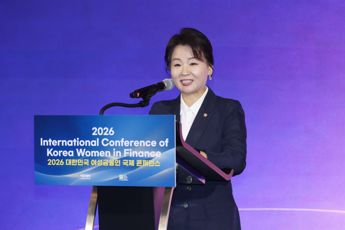 ▲이수진 국회 성평등가족위원회 간사가 22일 서울 여의도 콘래드 서울에서 열린 ‘2026 대한민국 여성금융인 국제 콘퍼런스’에서 축사를 하고 있다. 이투데이와 여성금융인네트워크가 개최한 대한민국 여성금융인 국제 콘퍼런스는 AI 시대 금융산업의 경쟁력과 리더십의 해법을 모색하는 자리다. 금융권 여성 리더와 임직원, 정부·국회·유관기관 및 국내외 주요 인사 등 200여 명이 모여 AI가 바꿀 금융의 미래를 진단하고 여성 인재를 핵심 리더로 키우기 위한 실행 방안을 논의했다. 신태현 기자 holjjak@
