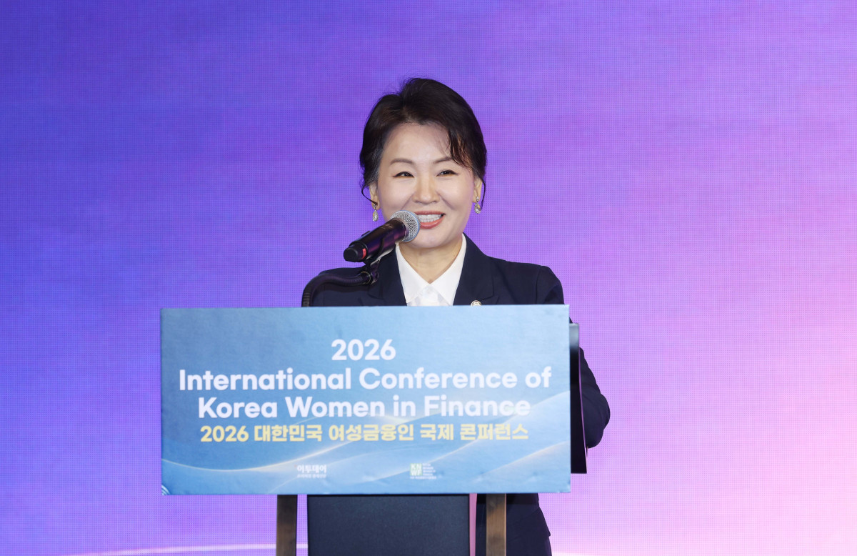 ▲이수진 국회 성평등가족위원회 간사가 22일 서울 여의도 콘래드 서울에서 열린 ‘2026 대한민국 여성금융인 국제 콘퍼런스’에서 축사를 하고 있다. 이투데이와 여성금융인네트워크가 개최한 대한민국 여성금융인 국제 콘퍼런스는 AI 시대 금융산업의 경쟁력과 리더십의 해법을 모색하는 자리다. 금융권 여성 리더와 임직원, 정부·국회·유관기관 및 국내외 주요 인사 등 200여 명이 모여 AI가 바꿀 금융의 미래를 진단하고 여성 인재를 핵심 리더로 키우기 위한 실행 방안을 논의했다. 신태현 기자 holjjak@