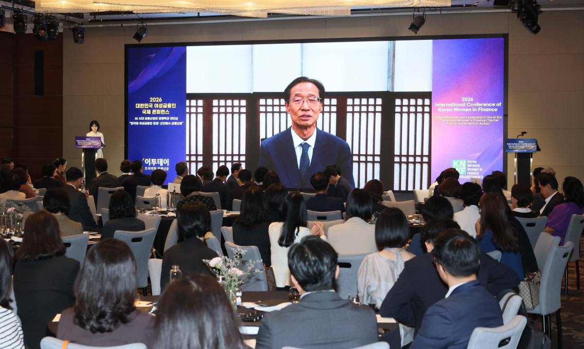 ▲유동수 국회정무위원장이 22일 서울 여의도 콘래드 서울에서 열린 ‘2026 대한민국 여성금융인 국제 콘퍼런스’에서 영상으로 축사를 전하고 있다. 이투데이와 여성금융인네트워크가 개최한 대한민국 여성금융인 국제 콘퍼런스는 AI 시대 금융산업의 경쟁력과 리더십의 해법을 모색하는 자리다. 금융권 여성 리더와 임직원, 정부·국회·유관기관 및 국내외 주요 인사 등 200여 명이 모여 AI가 바꿀 금융의 미래를 진단하고 여성 인재를 핵심 리더로 키우기 위한 실행 방안을 논의했다. 신태현 기자 holjjak@