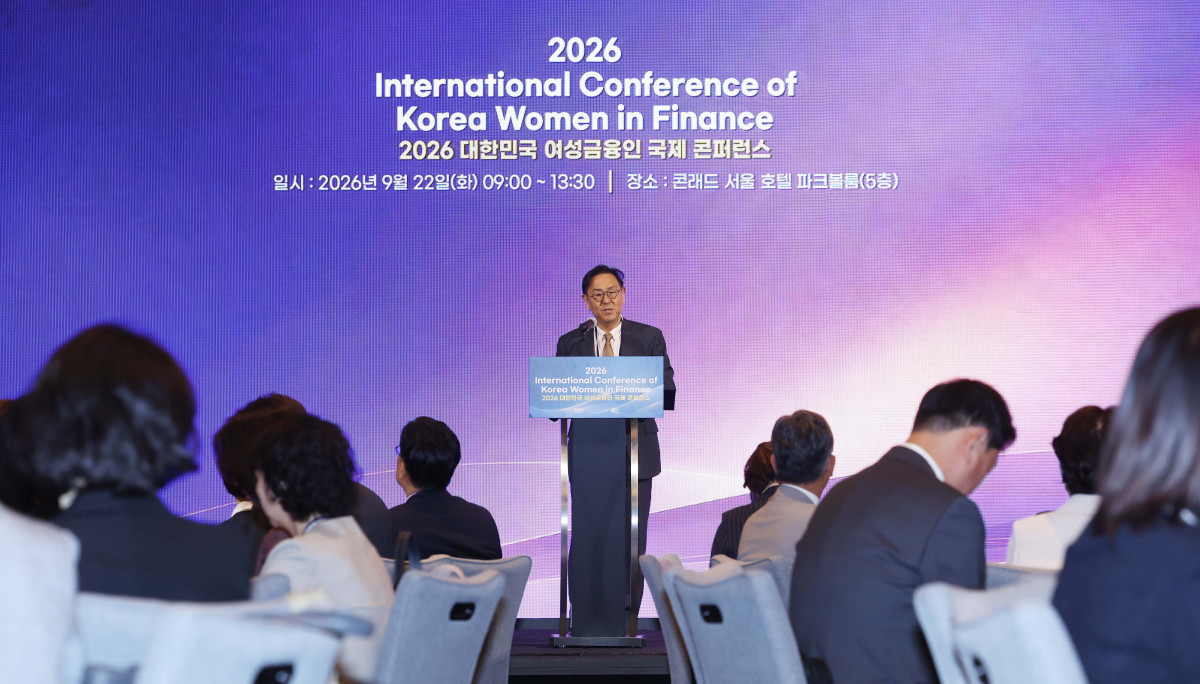 ▲이종재 이투데이 대표이사 부회장이 22일 서울 여의도 콘래드 서울에서 열린 ‘2026 대한민국 여성금융인 국제 콘퍼런스’에서 개회사를 하고 있다. 이투데이와 여성금융인네트워크가 개최한 대한민국 여성금융인 국제 콘퍼런스는 AI 시대 금융산업의 경쟁력과 리더십의 해법을 모색하는 자리다. 금융권 여성 리더와 임직원, 정부·국회·유관기관 및 국내외 주요 인사 등 200여 명이 모여 AI가 바꿀 금융의 미래를 진단하고 여성 인재를 핵심 리더로 키우기 위한 실행 방안을 논의했다. 신태현 기자 holjjak@