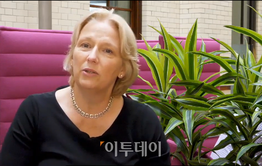 ▲영국 ‘여성 금융인 헌장(Women in Finance Charter)’을 주도한 제인-앤 가디아(Jayne-Anne Gadhia)가 22일 서울 여의도 콘래드 서울에서 이투데이와 여성금융인네트워크(여금넷) 공동주최로 열린 ‘2026 대한민국 여성금융인 국제 콘퍼런스’에서 특별영상을 통해 메시지를 전하고 있다.