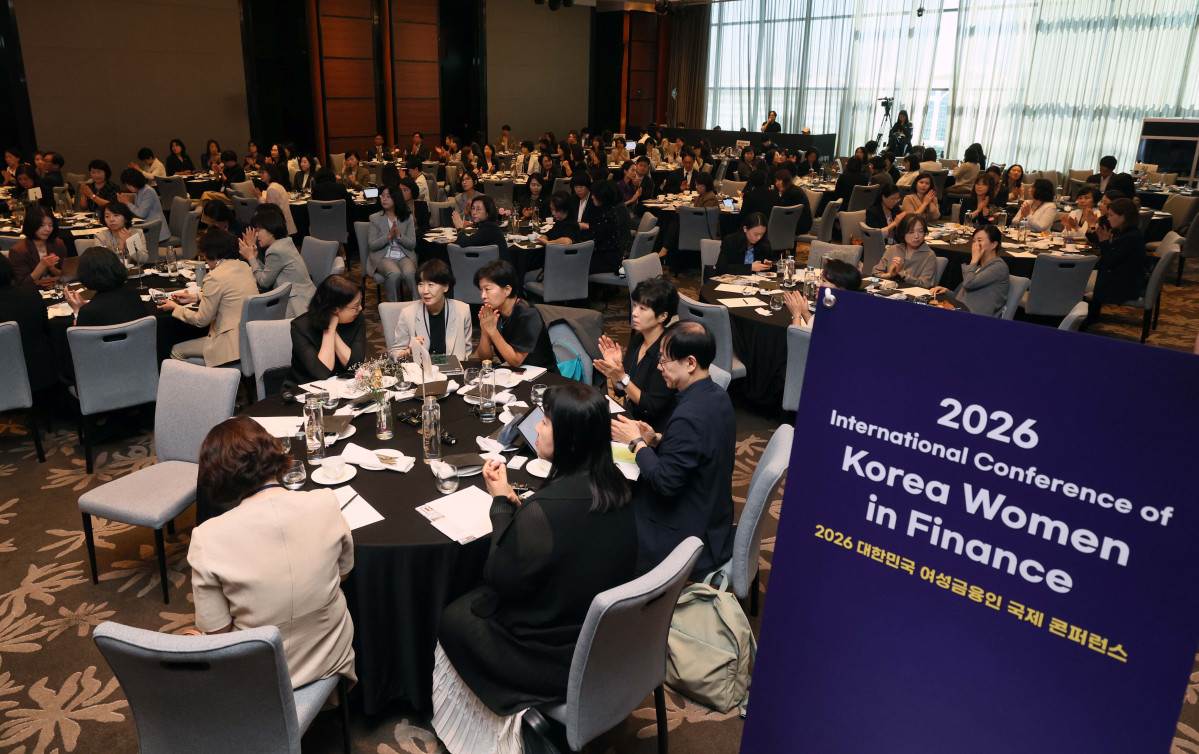 ▲22일 서울 여의도 콘래드 서울에서 열린 ‘2026 대한민국 여성금융인 국제 콘퍼런스’에서 참석자들이 연사의 강연을 경청하고 있다. 이투데이와 여성금융인네트워크가 개최한 대한민국 여성금융인 국제 콘퍼런스는 AI 시대 금융산업의 경쟁력과 리더십의 해법을 모색하는 자리다. 금융권 여성 리더와 임직원, 정부·국회·유관기관 및 국내외 주요 인사 등 200여 명이 모여 AI가 바꿀 금융의 미래를 진단하고 여성 인재를 핵심 리더로 키우기 위한 실행 방안을 논의했다. 신태현 기자 holjjak@