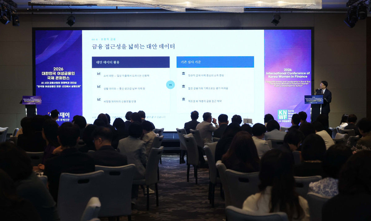 ▲허범 금융위원회 비상임위원이 22일 서울 여의도 콘래드 서울에서 열린 ‘2026 대한민국 여성금융인 국제 콘퍼런스’에서 ‘AI 창을 통해 바라본 금융의 세계’를 주제로 기조연설을 하고 있다. 이투데이와 여성금융인네트워크가 개최한 대한민국 여성금융인 국제 콘퍼런스는 AI 시대 금융산업의 경쟁력과 리더십의 해법을 모색하는 자리다. 금융권 여성 리더와 임직원, 정부·국회·유관기관 및 국내외 주요 인사 등 200여 명이 모여 AI가 바꿀 금융의 미래를 진단하고 여성 인재를 핵심 리더로 키우기 위한 실행 방안을 논의했다. 신태현 기자 holjjak@