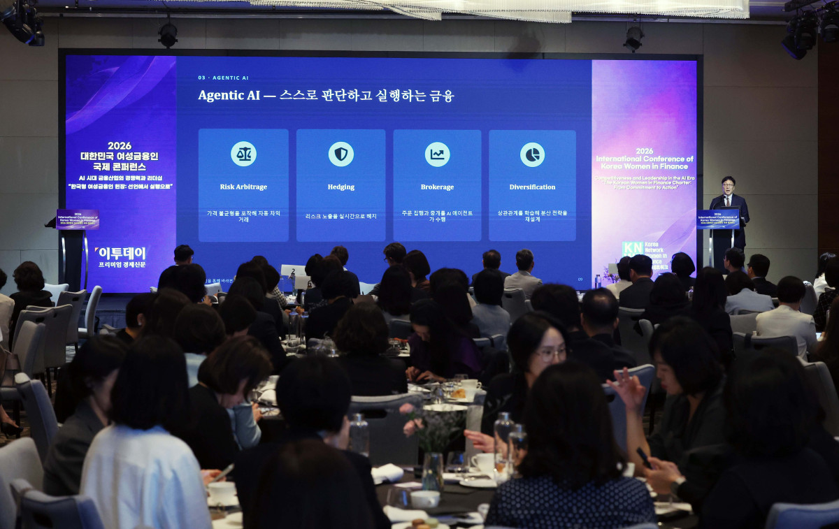▲허범 금융위원회 비상임위원이 22일 서울 여의도 콘래드 서울에서 열린 ‘2026 대한민국 여성금융인 국제 콘퍼런스’에서 ‘AI 창을 통해 바라본 금융의 세계’를 주제로 기조연설을 하고 있다. 이투데이와 여성금융인네트워크가 개최한 대한민국 여성금융인 국제 콘퍼런스는 AI 시대 금융산업의 경쟁력과 리더십의 해법을 모색하는 자리다. 금융권 여성 리더와 임직원, 정부·국회·유관기관 및 국내외 주요 인사 등 200여 명이 모여 AI가 바꿀 금융의 미래를 진단하고 여성 인재를 핵심 리더로 키우기 위한 실행 방안을 논의했다. 신태현 기자 holjjak@