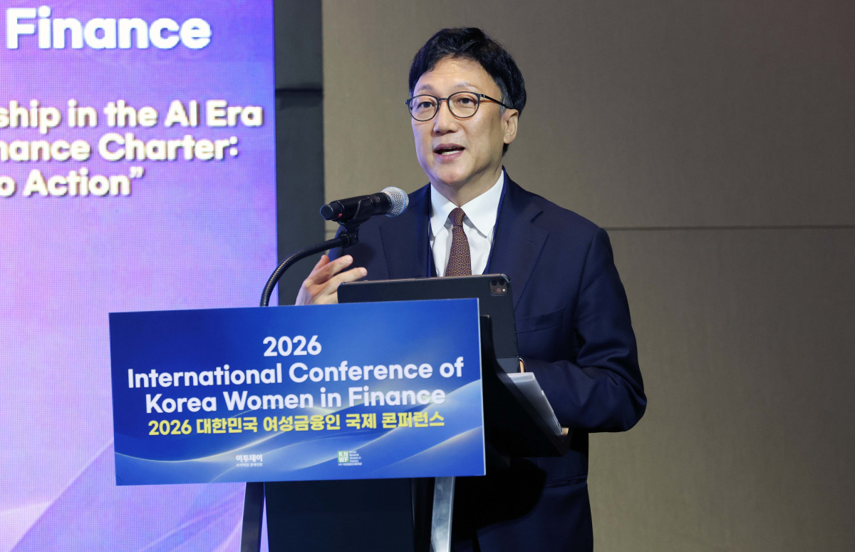 ▲허범 금융위원회 비상임위원이 22일 서울 여의도 콘래드 서울에서 열린 ‘2026 대한민국 여성금융인 국제 콘퍼런스’에서 ‘AI 창을 통해 바라본 금융의 세계’를 주제로 기조연설을 하고 있다. 이투데이와 여성금융인네트워크가 개최한 대한민국 여성금융인 국제 콘퍼런스는 AI 시대 금융산업의 경쟁력과 리더십의 해법을 모색하는 자리다. 금융권 여성 리더와 임직원, 정부·국회·유관기관 및 국내외 주요 인사 등 200여 명이 모여 AI가 바꿀 금융의 미래를 진단하고 여성 인재를 핵심 리더로 키우기 위한 실행 방안을 논의했다. 신태현 기자 holjjak@