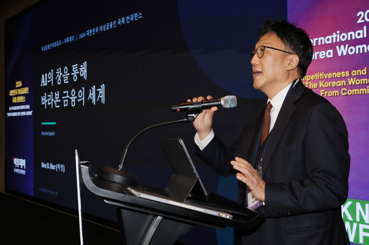 ▲허범 금융위원회 비상임위원이 22일 서울 여의도 콘래드 서울에서 열린 ‘2026 대한민국 여성금융인 국제 콘퍼런스’에서 ‘AI 창을 통해 바라본 금융의 세계’를 주제로 기조연설을 하고 있다. 이투데이와 여성금융인네트워크가 개최한 대한민국 여성금융인 국제 콘퍼런스는 AI 시대 금융산업의 경쟁력과 리더십의 해법을 모색하는 자리다. 금융권 여성 리더와 임직원, 정부·국회·유관기관 및 국내외 주요 인사 등 200여 명이 모여 AI가 바꿀 금융의 미래를 진단하고 여성 인재를 핵심 리더로 키우기 위한 실행 방안을 논의했다. 신태현 기자 holjjak@