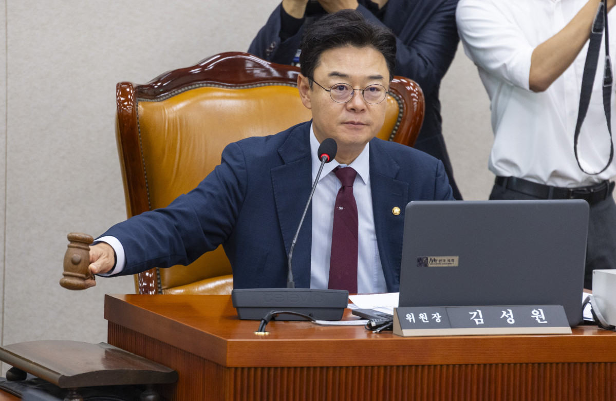 ▲22일 국회에서 열린 산업통상중소벤처기업위원회 전체회의에서 위원장인 국민의힘 김성원 의원이 여야 합의로 채택된 이소영 중소벤처기업부 장관 후보자의 인사청문보고서를 처리하고 있다. (사진제공=연합뉴스)
