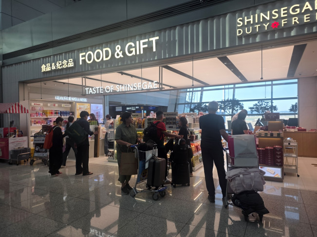 ▲21일 인천국제공항 제1여객터미널(T1) 출국장 신세계면세점 '테이스트 오브 신세계'에서 방문객들이 쇼핑을 하고 있다. (사진=신세계면세점)