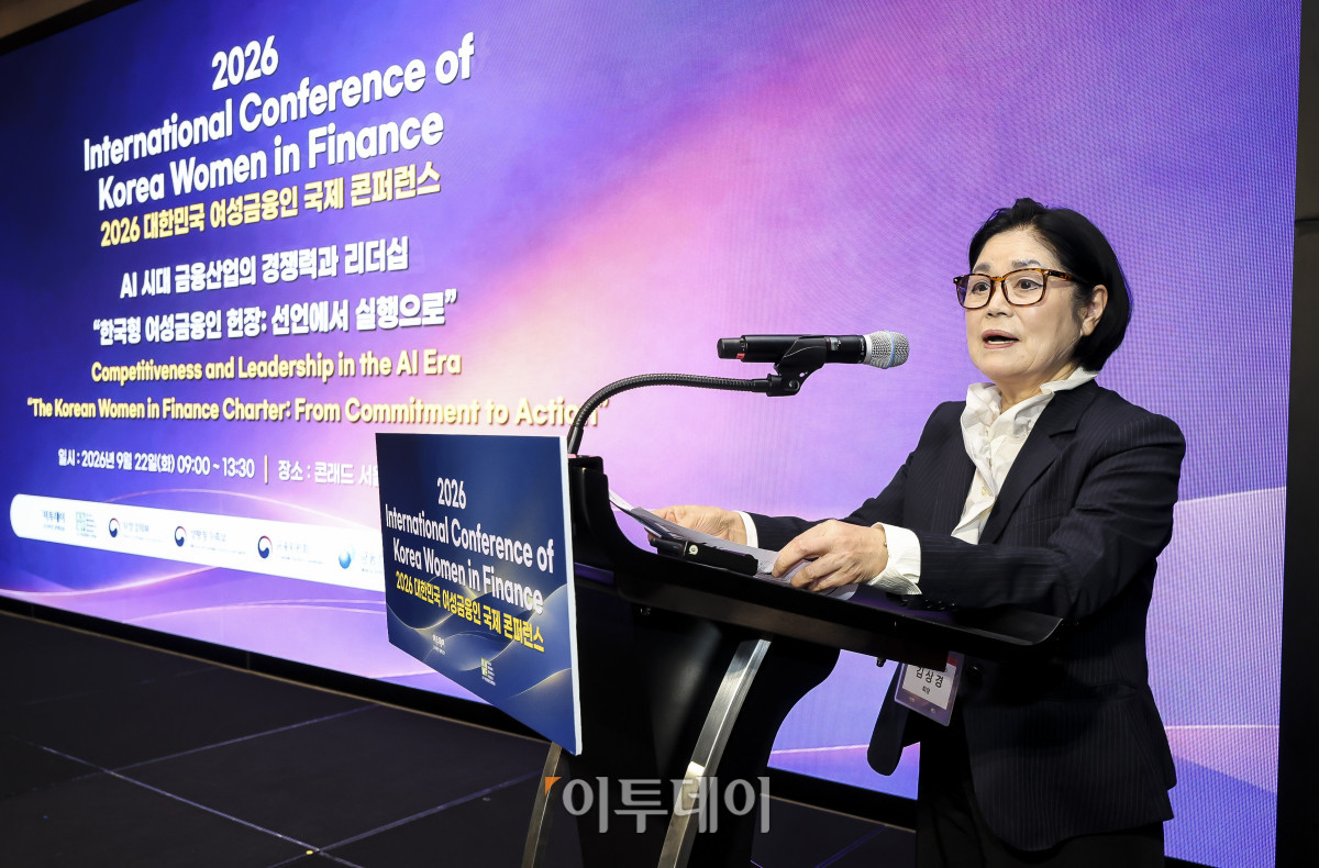 ▲김상경 여성금융인네트워크 회장이 22일 서울 여의도 콘래드 서울에서 열린 ‘2026 대한민국 여성금융인 국제 콘퍼런스’에서 패널토론 중 '경쟁력 있는 금융을 위한 리더십의 재설계: 선언에서 실행으로'를 주제로 발표하고 있다. 이투데이와 여성금융인네트워크가 개최한 대한민국 여성금융인 국제 콘퍼런스는 AI 시대 금융산업의 경쟁력과 리더십의 해법을 모색하는 자리다. 금융권 여성 리더와 임직원, 정부·국회·유관기관 및 국내외 주요 인사 등 200여 명이 모여 AI가 바꿀 금융의 미래를 진단하고 여성 인재를 핵심 리더로 키우기 위한 실행 방안을 논의했다. 고성준 기자 joonko1@