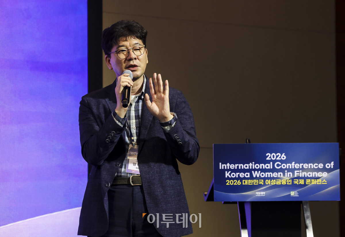 ▲양대일 PwC Korea 파트너가 22일 서울 여의도 콘래드 서울에서 열린 ‘2026 대한민국 여성금융인 국제 콘퍼런스’에서 패널토론 중 'AI시대 금융기업의 전략과 글로벌 사례'를 주제로 발표하고 있다. 이투데이와 여성금융인네트워크가 개최한 대한민국 여성금융인 국제 콘퍼런스는 AI 시대 금융산업의 경쟁력과 리더십의 해법을 모색하는 자리다. 금융권 여성 리더와 임직원, 정부·국회·유관기관 및 국내외 주요 인사 등 200여 명이 모여 AI가 바꿀 금융의 미래를 진단하고 여성 인재를 핵심 리더로 키우기 위한 실행 방안을 논의했다. 고성준 기자 joonko1@