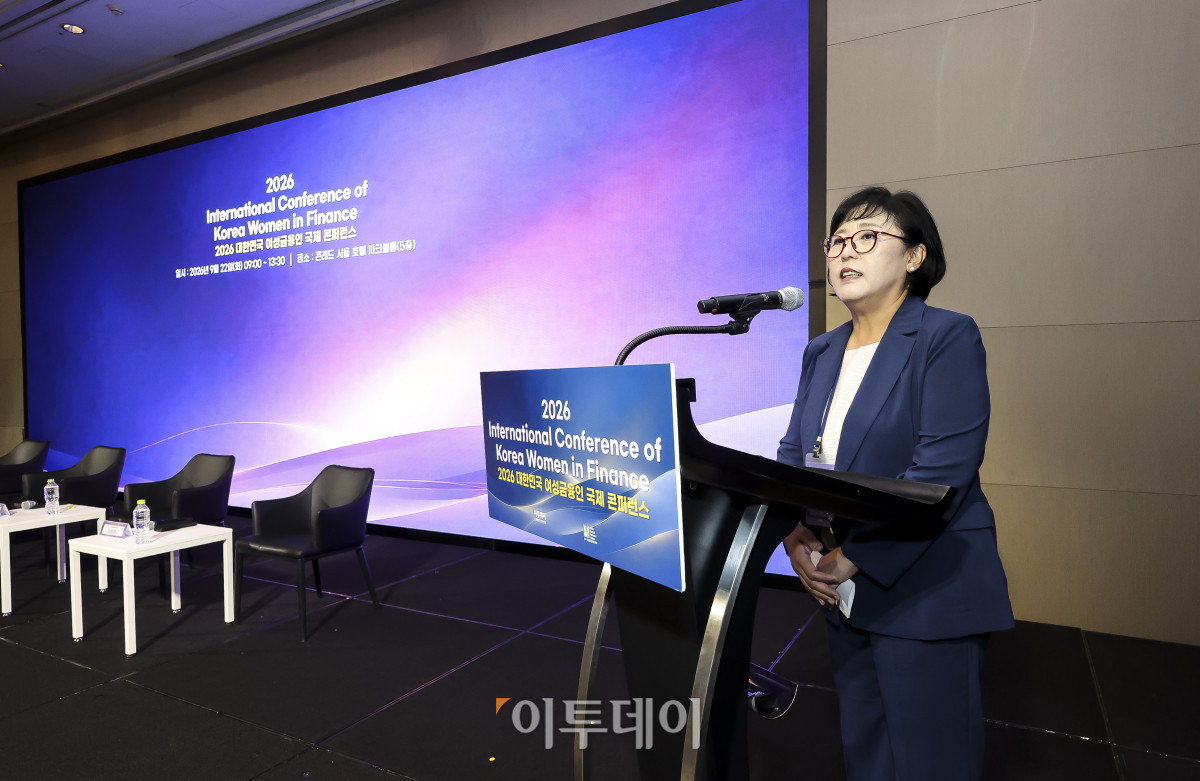 ▲조경선 여성금융인네트워크 운영위원회 위원장이 22일 서울 여의도 콘래드 서울에서 열린 ‘2026 대한민국 여성금융인 국제 콘퍼런스’에서 발언하고 있다. 이투데이와 여성금융인네트워크가 개최한 대한민국 여성금융인 국제 콘퍼런스는 AI 시대 금융산업의 경쟁력과 리더십의 해법을 모색하는 자리다. 금융권 여성 리더와 임직원, 정부·국회·유관기관 및 국내외 주요 인사 등 200여 명이 모여 AI가 바꿀 금융의 미래를 진단하고 여성 인재를 핵심 리더로 키우기 위한 실행 방안을 논의했다. 고성준 기자 joonko1@