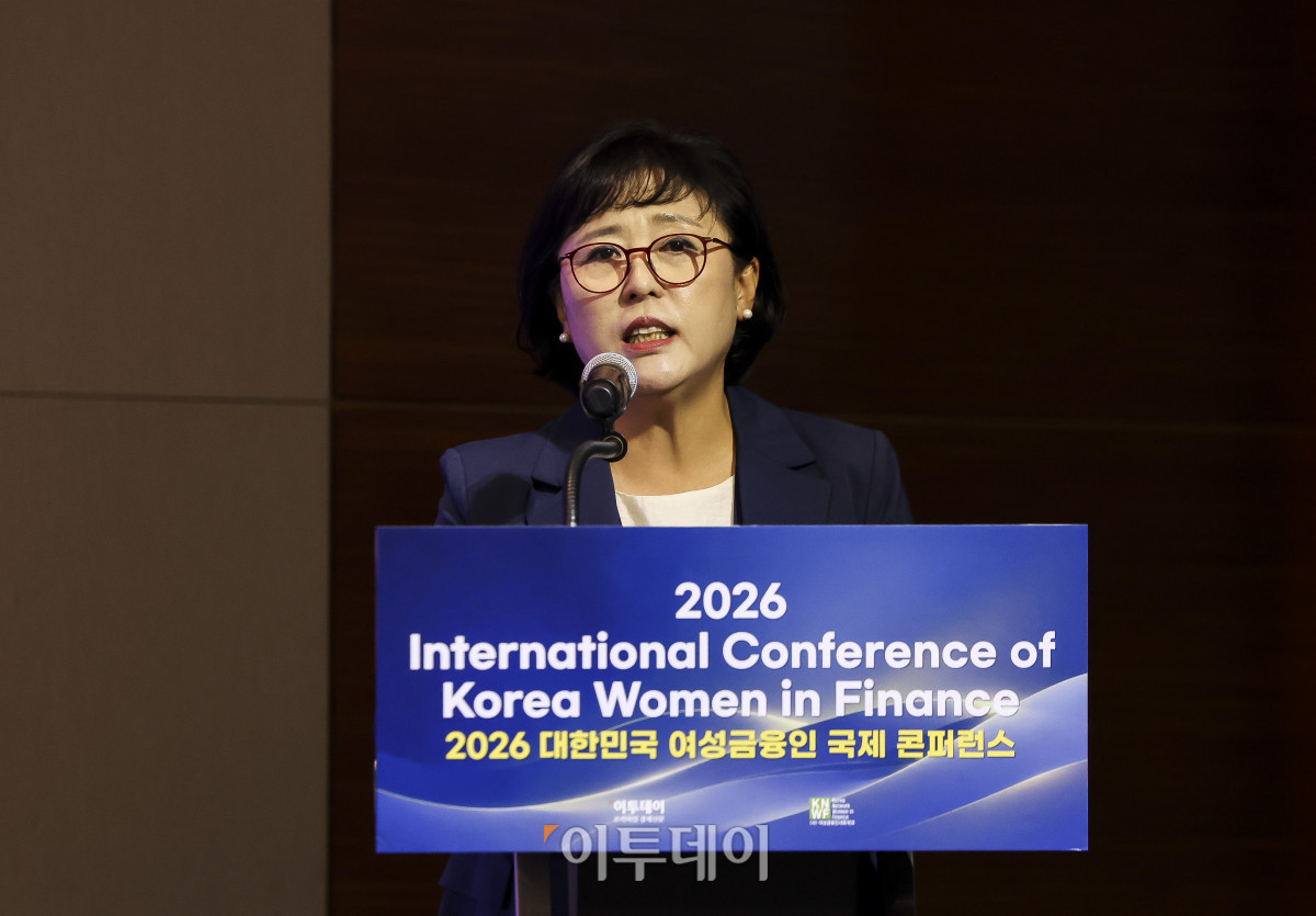 ▲조경선 여성금융인네트워크 운영위원회 위원장이 22일 서울 여의도 콘래드 서울에서 열린 ‘2026 대한민국 여성금융인 국제 콘퍼런스’에서 발언하고 있다. 이투데이와 여성금융인네트워크가 개최한 대한민국 여성금융인 국제 콘퍼런스는 AI 시대 금융산업의 경쟁력과 리더십의 해법을 모색하는 자리다. 금융권 여성 리더와 임직원, 정부·국회·유관기관 및 국내외 주요 인사 등 200여 명이 모여 AI가 바꿀 금융의 미래를 진단하고 여성 인재를 핵심 리더로 키우기 위한 실행 방안을 논의했다. 고성준 기자 joonko1@
