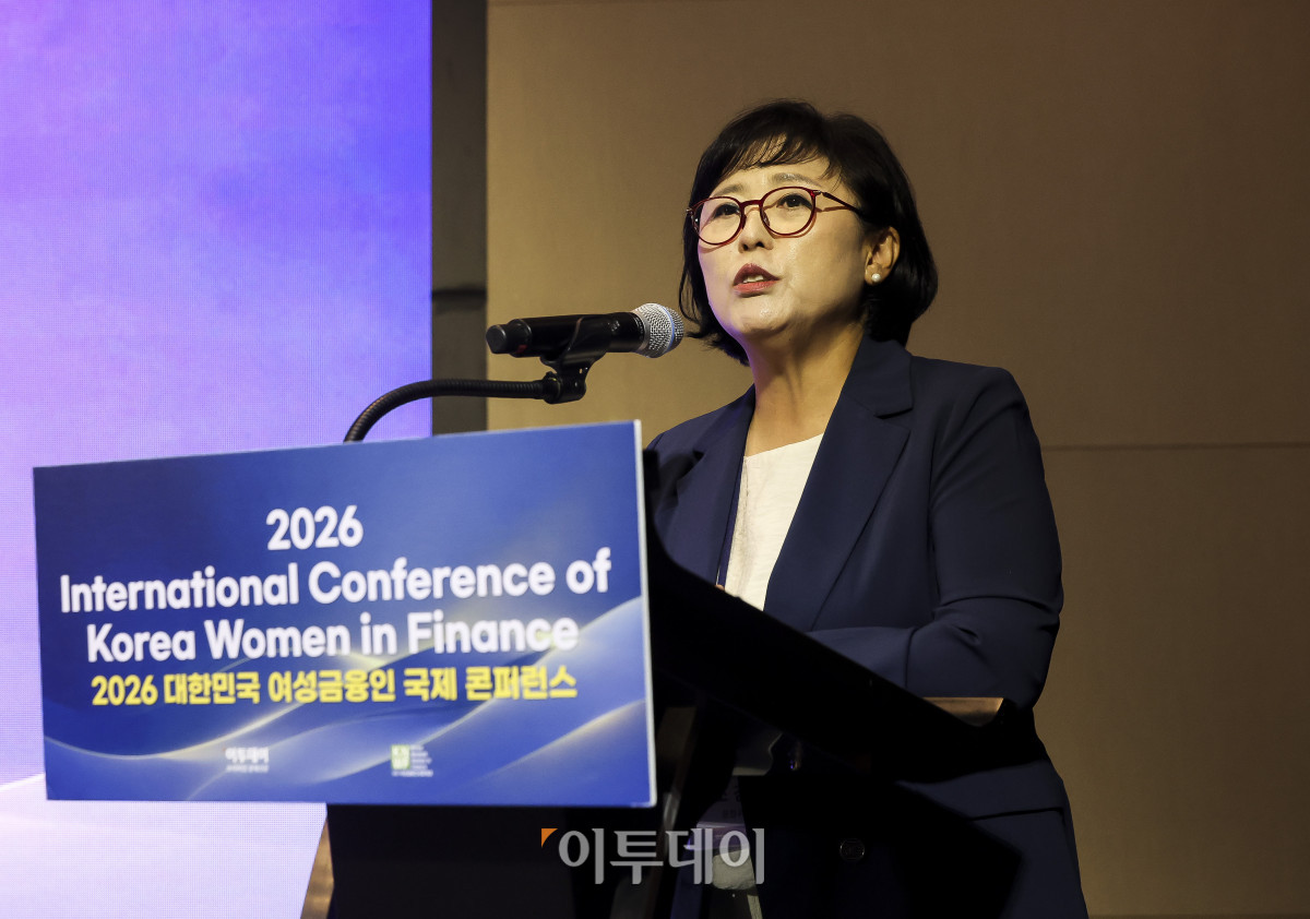 ▲조경선 여성금융인네트워크 운영위원회 위원장이 22일 서울 여의도 콘래드 서울에서 열린 ‘2026 대한민국 여성금융인 국제 콘퍼런스’에서 발언하고 있다. 이투데이와 여성금융인네트워크가 개최한 대한민국 여성금융인 국제 콘퍼런스는 AI 시대 금융산업의 경쟁력과 리더십의 해법을 모색하는 자리다. 금융권 여성 리더와 임직원, 정부·국회·유관기관 및 국내외 주요 인사 등 200여 명이 모여 AI가 바꿀 금융의 미래를 진단하고 여성 인재를 핵심 리더로 키우기 위한 실행 방안을 논의했다. 고성준 기자 joonko1@