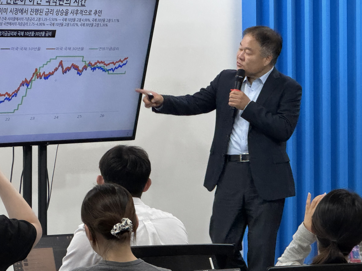 ▲22일 서울 여의도 한국거래소에서 김학균 신영증권 리서치센터장이 증시 현안에 대한 기자간담회를 진행하고 있다. (사진=서청석기자)